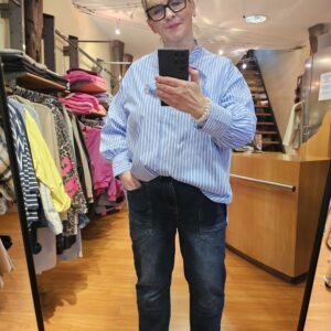 Dunkle Jeans mit Streifenbluse