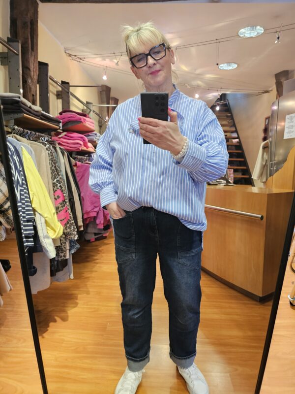 Dunkle Jeans mit Streifenbluse
