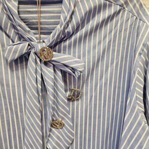 Bluse Gestreift „Mit einer Schluppe und Broschen“
