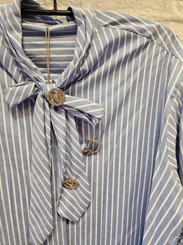 Bluse Gestreift "Mit einer Schluppe und Broschen" – Bild 2