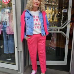 Stoffhose in pink mit Shirt und Jeansjacke