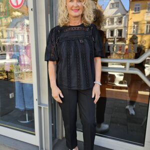 Stoffhose KAFFE in schwarz mit einer Bluse in schwarz mit Lochstickerei