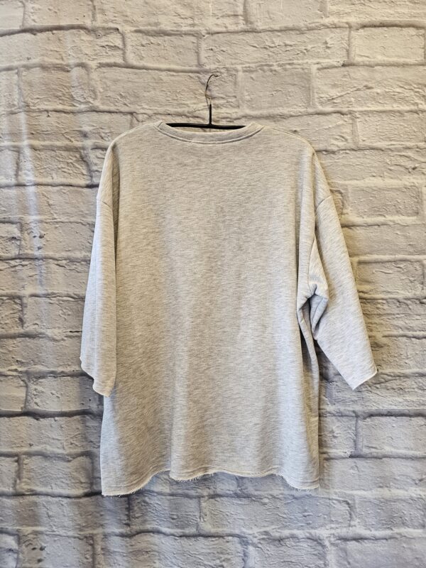 Sweatshirt mit Kurzarm "Hellgrau mit rosa Schriftzug" – Bild 3