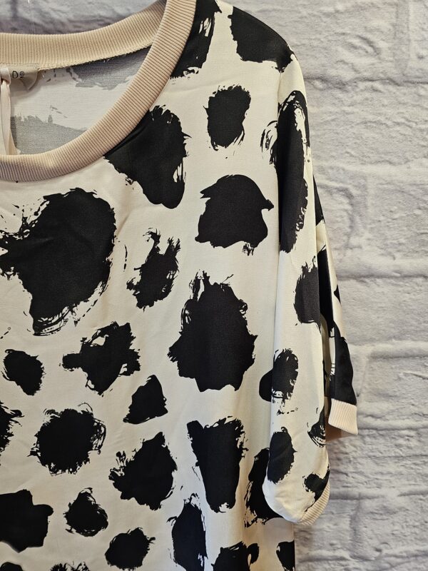 Viskoseshirt mit Kurzarm "Beige /Schwarz" – Bild 2