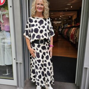 Langer Viskoserock in schwarz/hellbeige mit passender Bluse