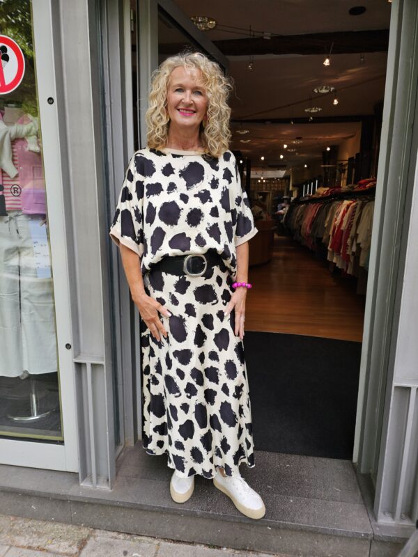 Langer Viskoserock in schwarz/hellbeige mit passender Bluse