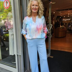 Bluse in Hellblau gemustert und eine weite Hose in Hellblau