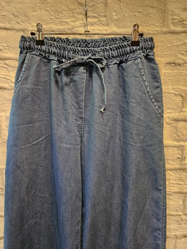 Leichte Jeans weit "Mit Gummizug" – Bild 2