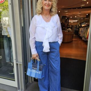 Weite leichte Jeans mit Volantbluse in weiss