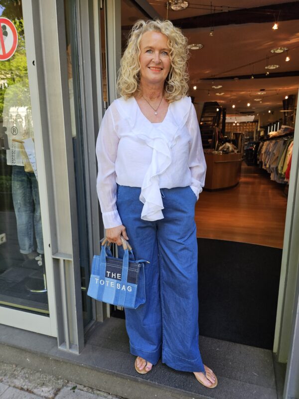 Weite leichte Jeans mit Volantbluse in weiss