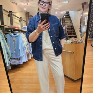 Helle Stoffhose KAFFE mit einer Jeansbluse mit Kurzarm