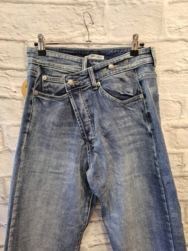 Jeans "Schräg geknöpft" – Bild 2