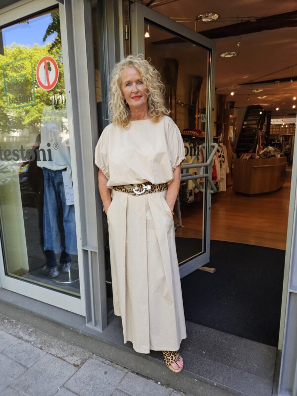 Baumwollbluse mit passendem Rock in beige