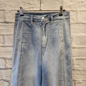 Helle Jeans “ Mit weitem Oberschenkel“