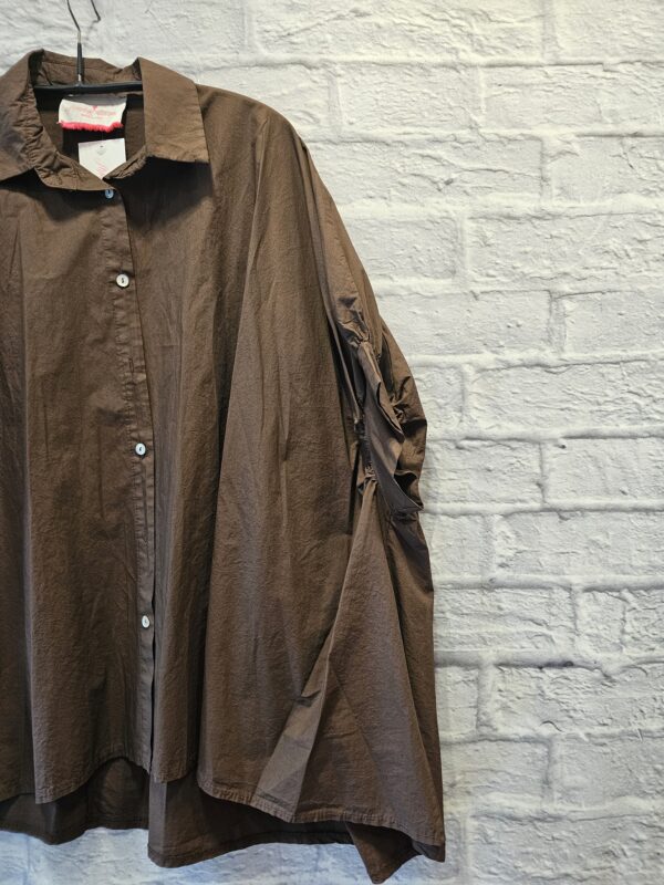 Baumwollbluse in Oversize "Braun" – Bild 2