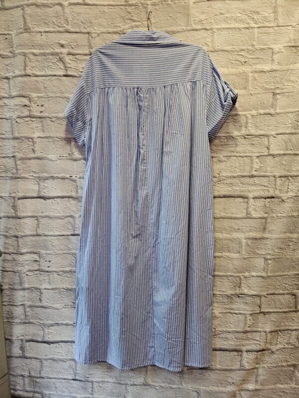 Langes Hemdblusenkleid "Blau gestreift" – Bild 3