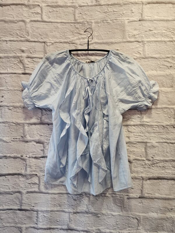 Bluse in Hellblau "Mit Volants"
