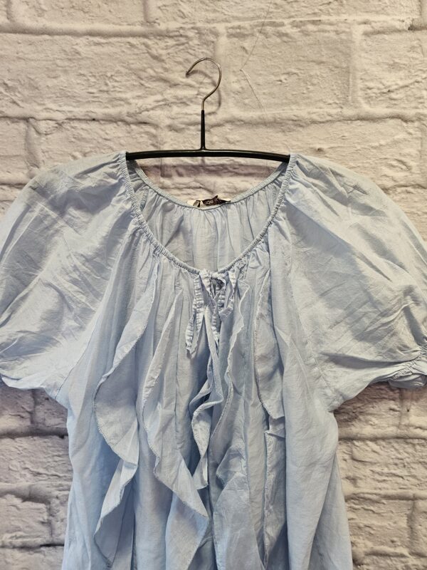 Bluse in Hellblau "Mit Volants" – Bild 2