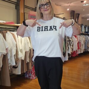 Weisses Shirt von KAFFE mit Aufdruck und schwarze Hose