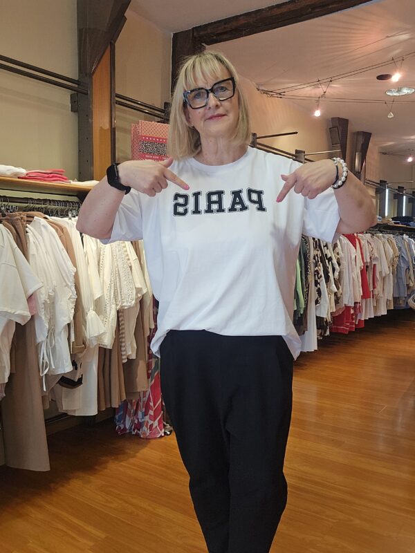 Weisses Shirt von KAFFE mit Aufdruck und schwarze Hose