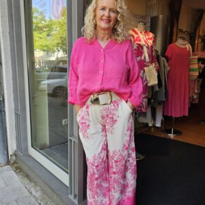 Leichte Hose in pink/wollweiss gemustert mit einer Leinenbluse in pink