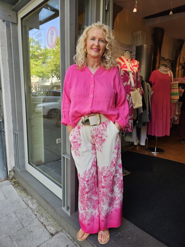 Leichte Hose in pink/wollweiss gemustert mit einer Leinenbluse in pink