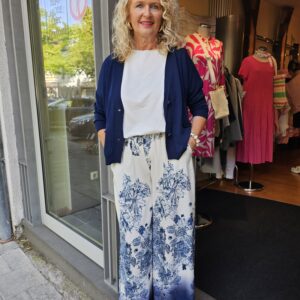 Viskosehose mit Shirt und leichter Strickjacke