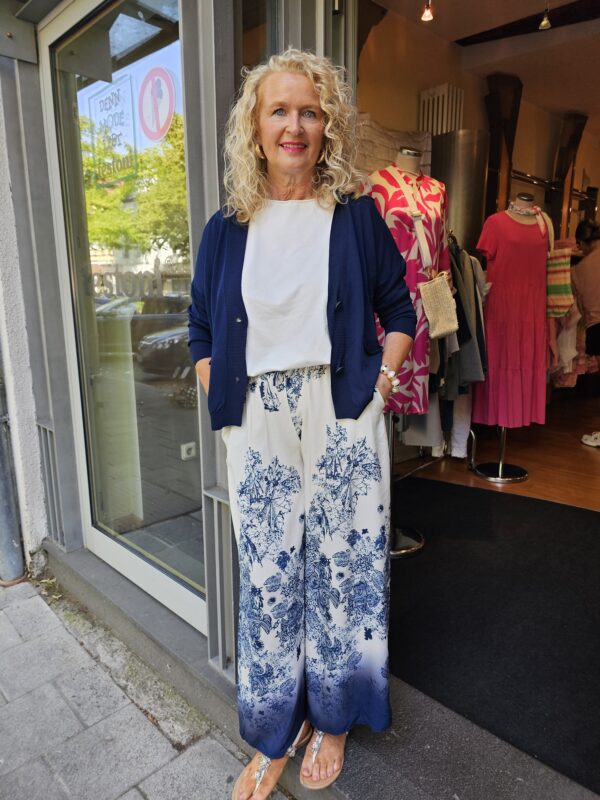 Viskosehose mit Shirt und leichter Strickjacke