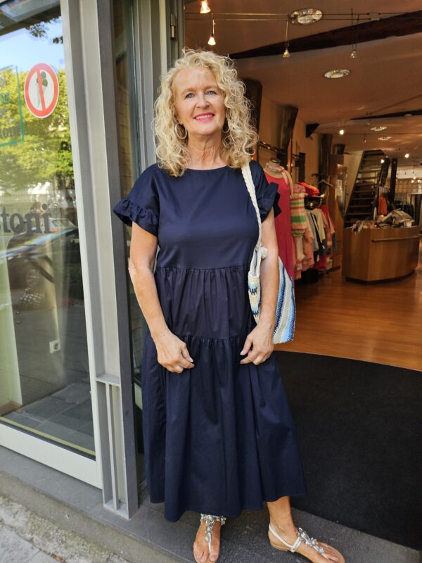 Tolles Kleid in dunkelblau mit Stufen