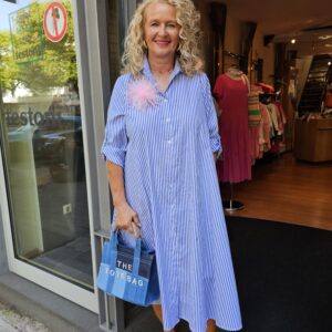 Kleid gestreift in einer A-Form