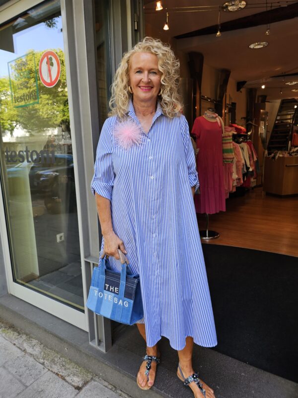 Kleid gestreift in einer A-Form