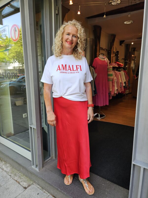 Weisses Shirt mit rotem Satinrock