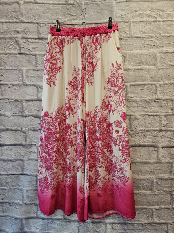 Weite Hose aus leichter Viskose "Pink/Wolleiss gemustert"