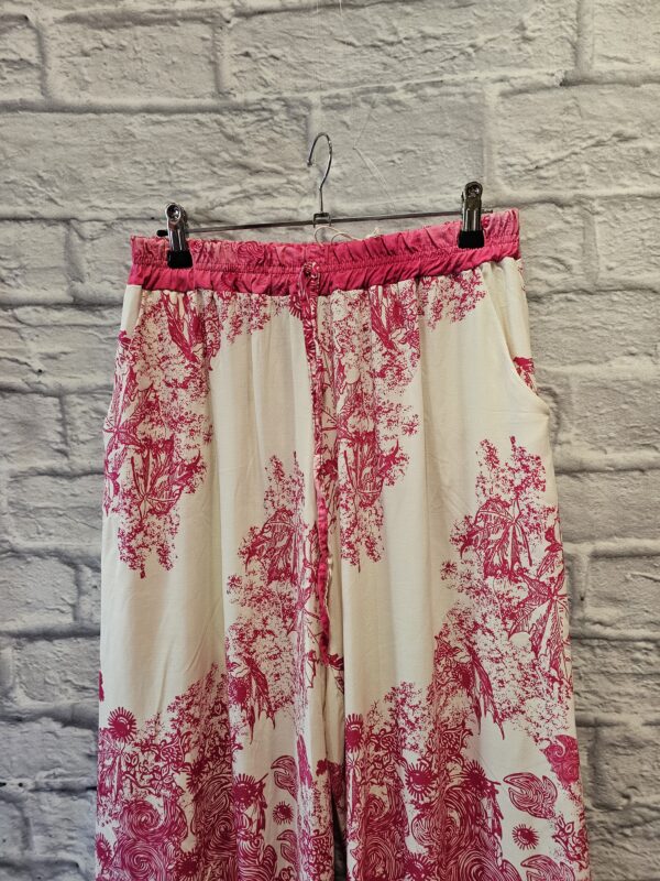 Weite Hose aus leichter Viskose "Pink/Wolleiss gemustert" – Bild 2