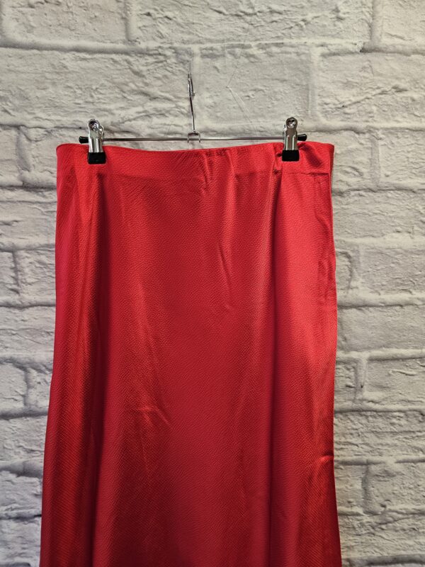 Satinrock von KAFFE "Rot" – Bild 2