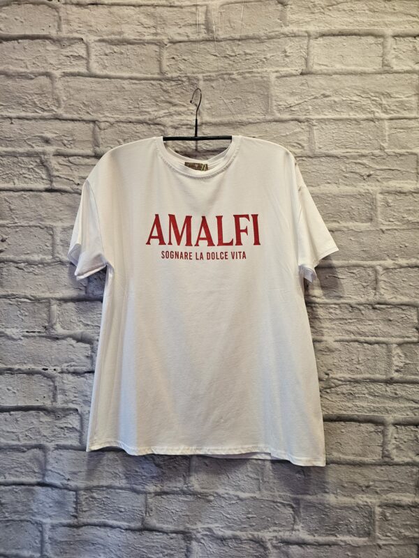 Weisses Shirt mit rotem Schriftzug "AMALFI"