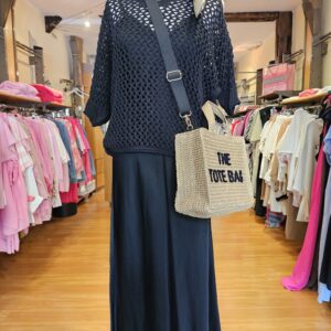 Trägerkleid und Lochpulli in schwarz