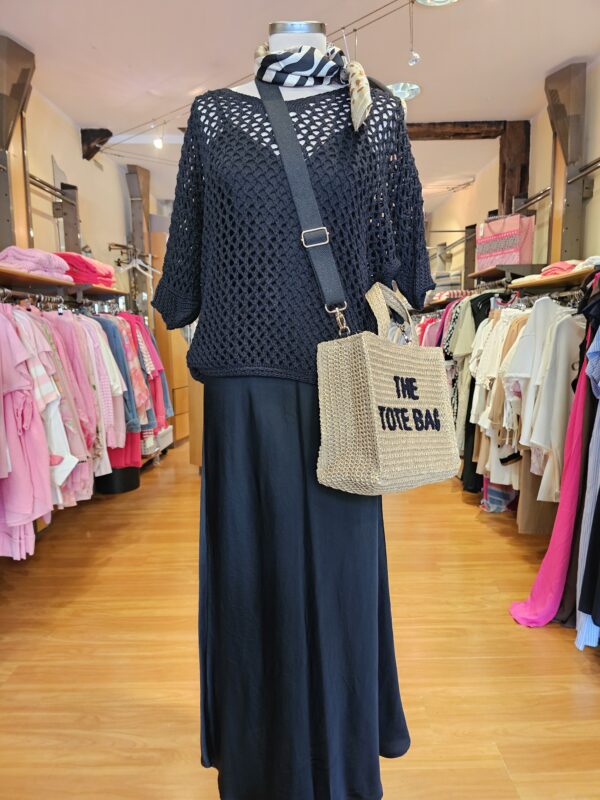 Trägerkleid und Lochpulli in schwarz