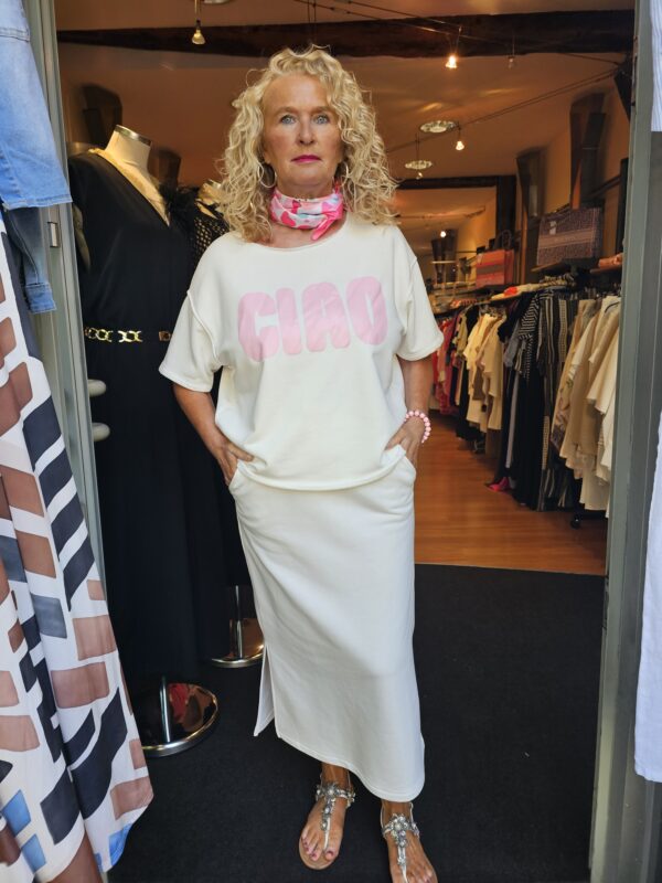 Sweatshirt mit passendem Rock in Wollweiss