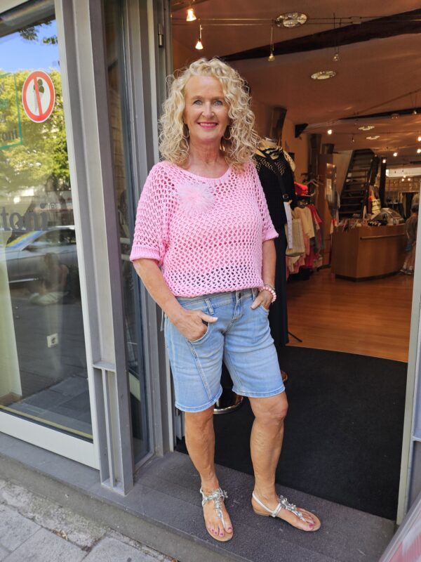 Jeansshorts mit Lochpulli in rosa
