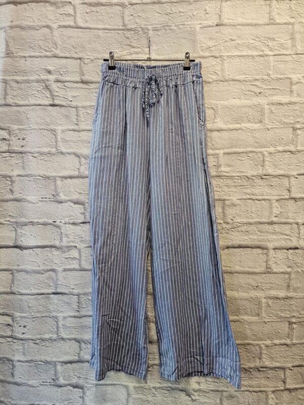 Weite Hose in Jeansblau "Mit weissen Streifen "