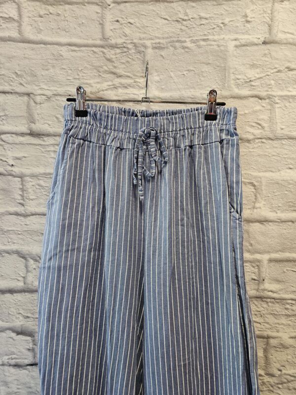 Weite Hose in Jeansblau "Mit weissen Streifen " – Bild 2
