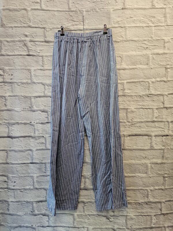 Weite Hose in Jeansblau "Mit weissen Streifen " – Bild 3