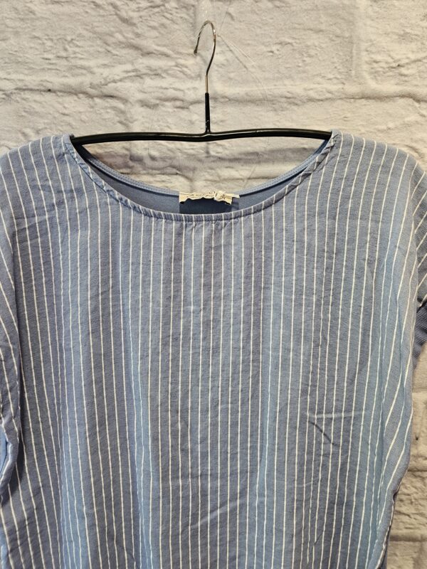 Shirt in Jeansblau "Mit weissen Streifen" – Bild 2