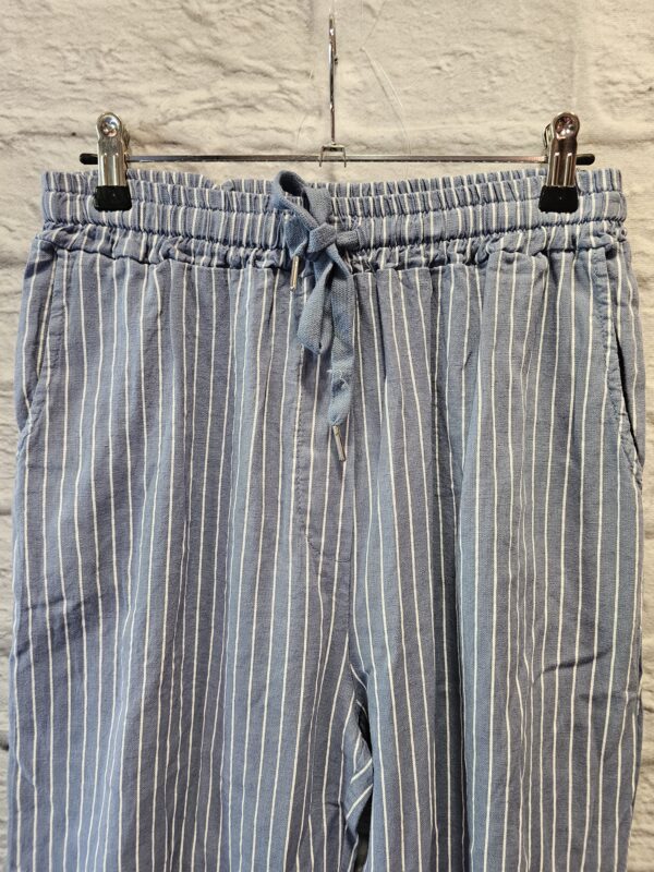 Leinenshort in Jeansblau "Mit weissen Streifen" – Bild 2