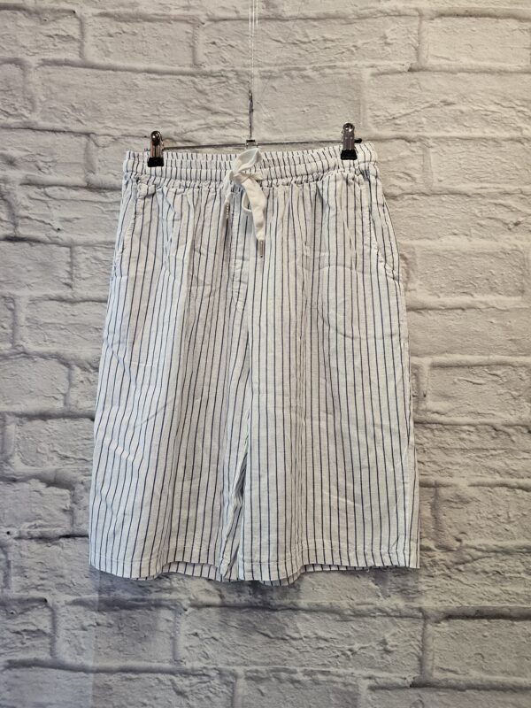 Weisse Leinenshort "Dunkelblau gestreift"
