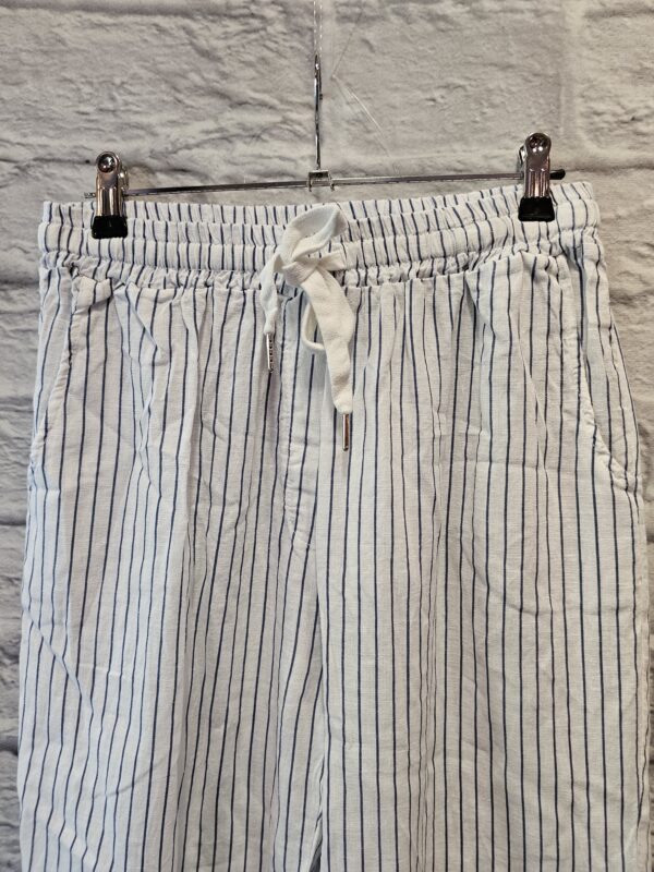 Weisse Leinenshort "Dunkelblau gestreift" – Bild 2