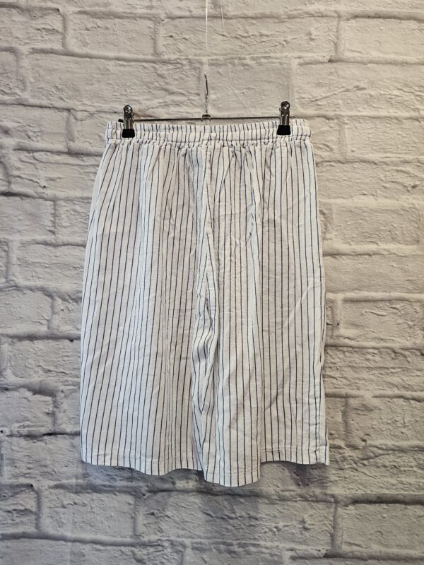 Weisse Leinenshort "Dunkelblau gestreift" – Bild 3