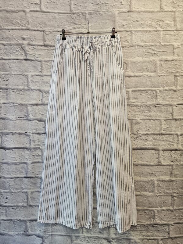 Weite Hose in Weiss " Dunkelblau gestreift"