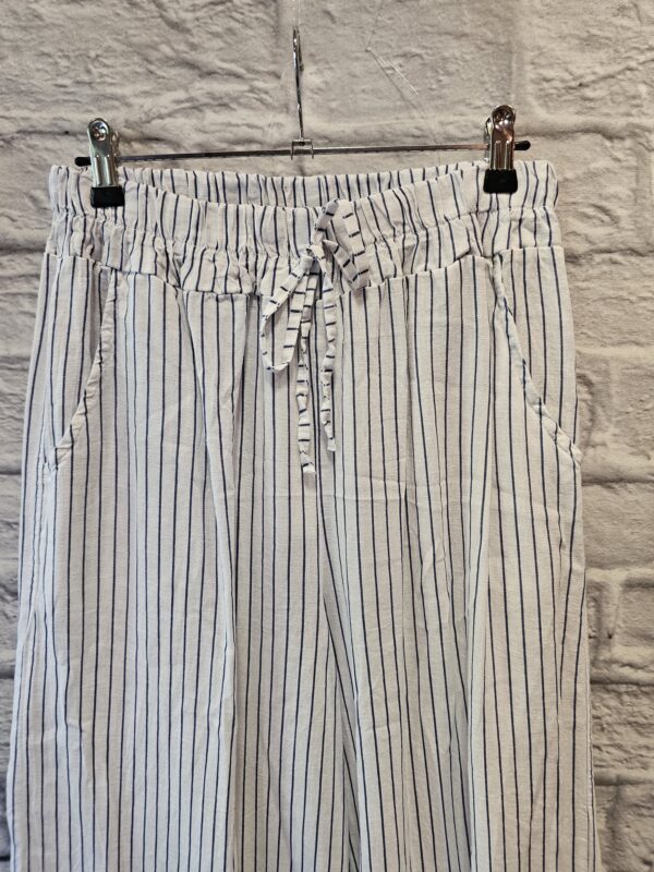 Weite Hose in Weiss " Dunkelblau gestreift" – Bild 2